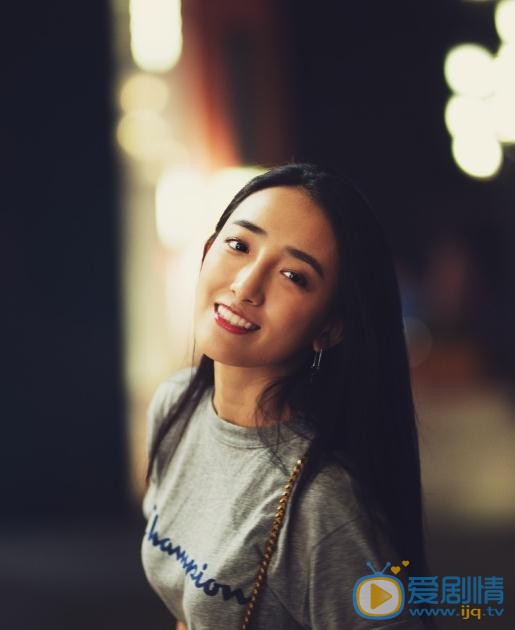 曲凌子夜色街拍 曲凌子高清写真_曲凌子高清剧照