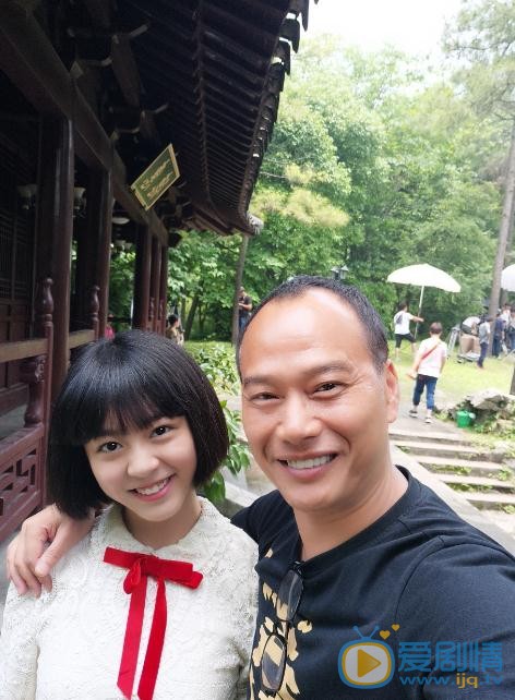 郜思雯与人合照 郜思雯高清写真_郜思雯高清剧照