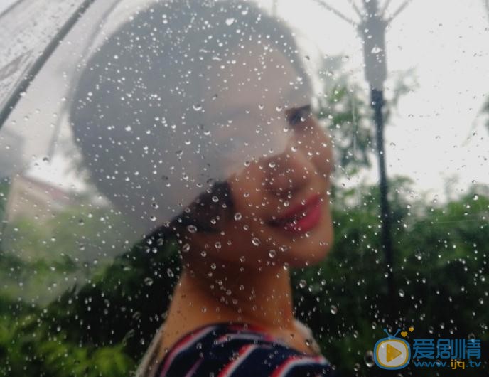 王艺曈短发雨中写真 王艺曈高清写真_王艺曈高清剧照