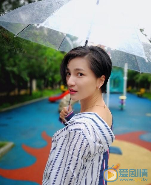 王艺曈短发雨中写真 王艺曈高清写真_王艺曈高清剧照