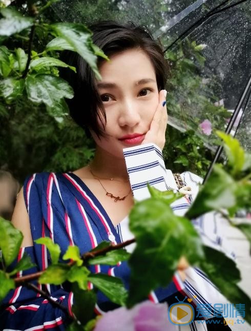 王艺曈短发雨中写真 王艺曈高清写真_王艺曈高清剧照