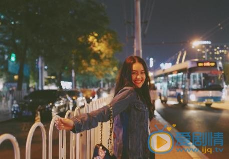 李诗颖夜色街拍 李诗颖高清写真_李诗颖高清剧照