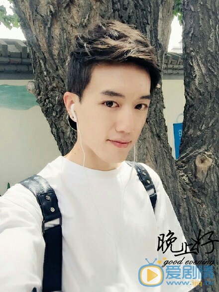 江屹尘白衣少年写真 江屹尘高清写真_江屹尘高清剧照