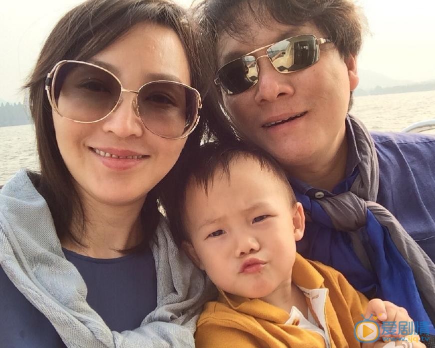 岳丽娜全家福 岳丽娜高清写真_岳丽娜高清剧照