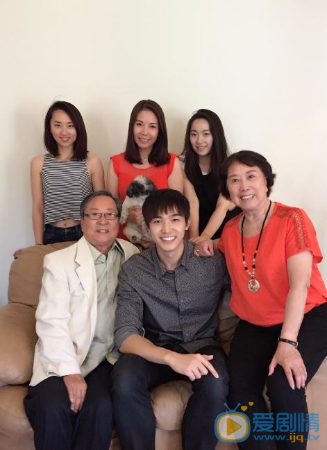 严禹豪与人合照 严禹豪高清写真_严禹豪高清剧照