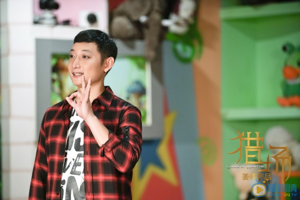 猎场中小丑于成飞的结局是什么？于成飞和罗伊人在一起了吗