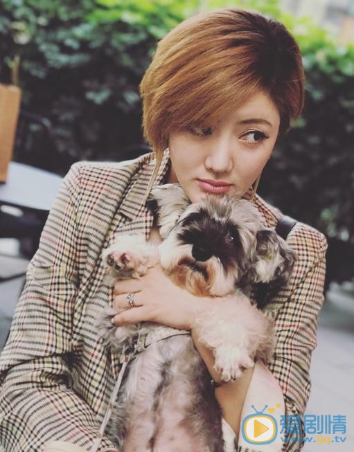 李晨熙与宠物合照 李晨熙高清写真_李晨熙高清剧照