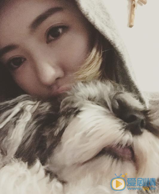 李晨熙与宠物合照 李晨熙高清写真_李晨熙高清剧照
