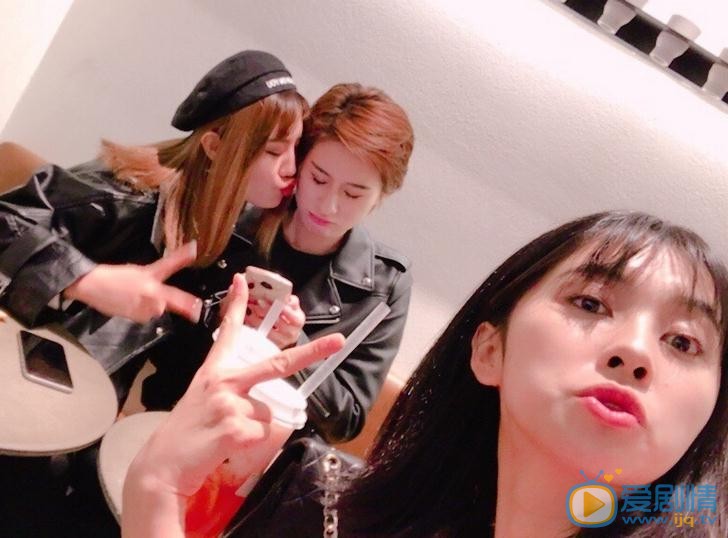 奚美丽与人合照 奚美丽高清写真_奚美丽高清剧照