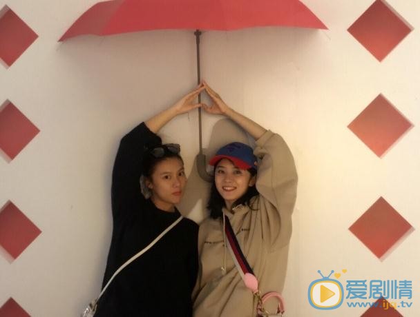 奚美丽与人合照 奚美丽高清写真_奚美丽高清剧照