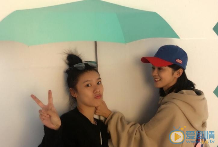 奚美丽与人合照 奚美丽高清写真_奚美丽高清剧照