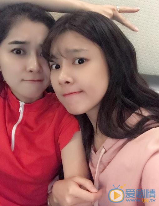 奚美丽与人合照 奚美丽高清写真_奚美丽高清剧照
