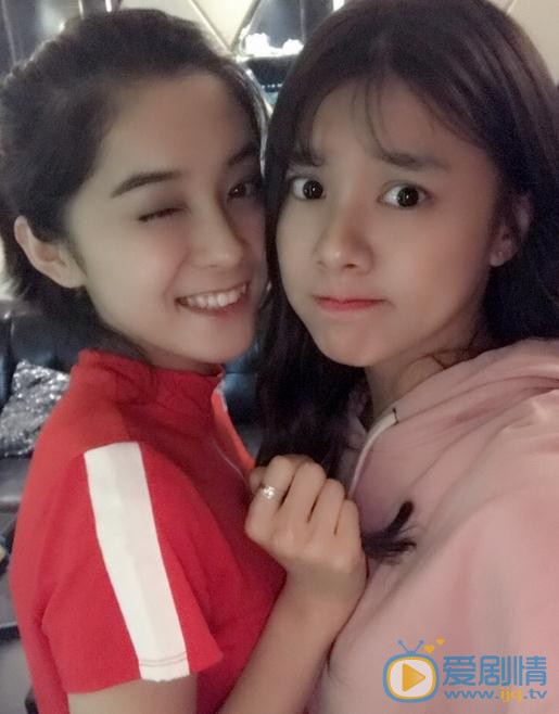 奚美丽与人合照 奚美丽高清写真_奚美丽高清剧照