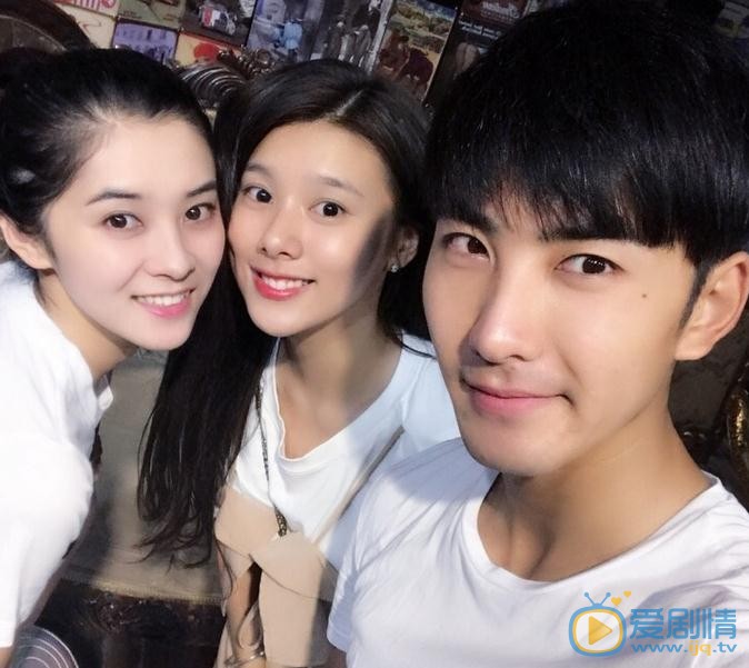 奚美丽与人合照 奚美丽高清写真_奚美丽高清剧照
