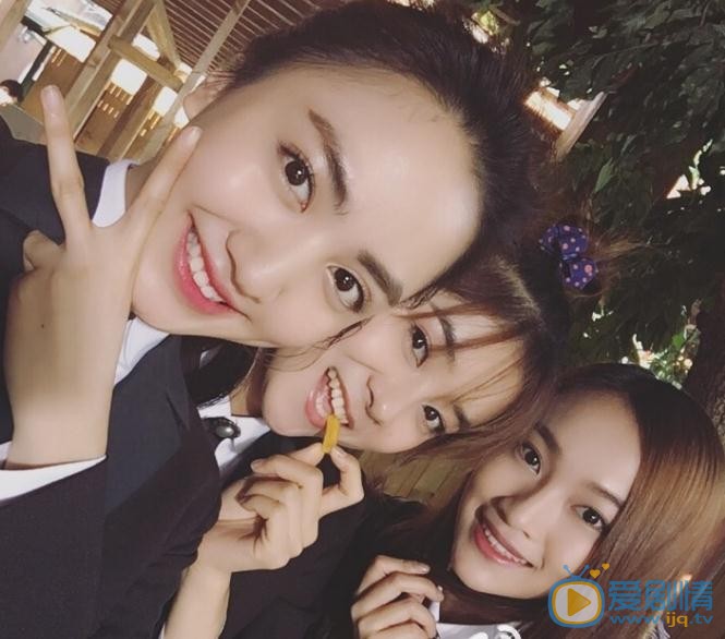 奚美丽与人合照 奚美丽高清写真_奚美丽高清剧照