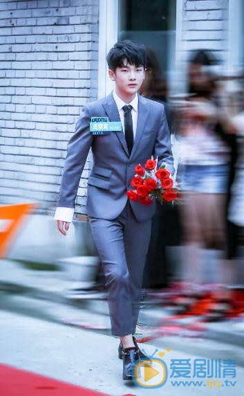 周震南西服写真 周震南高清写真_周震南高清剧照