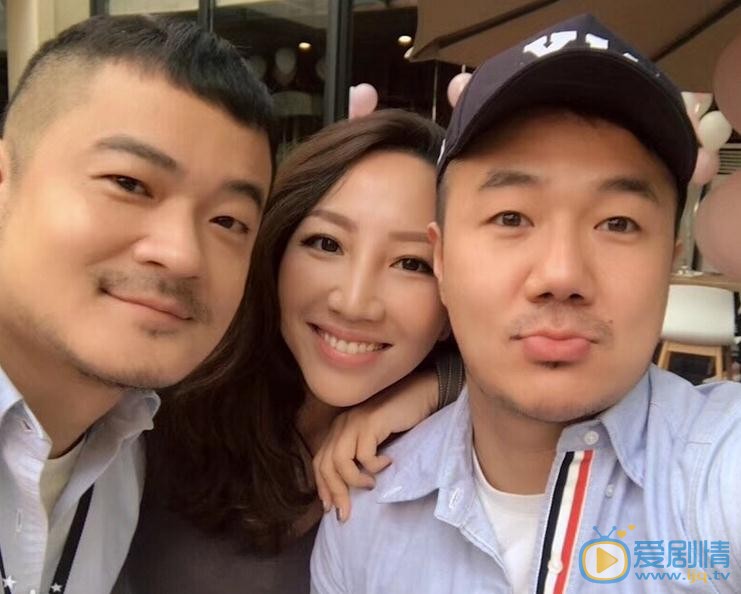 王鑫与人合照 王鑫高清写真_王鑫高清剧照