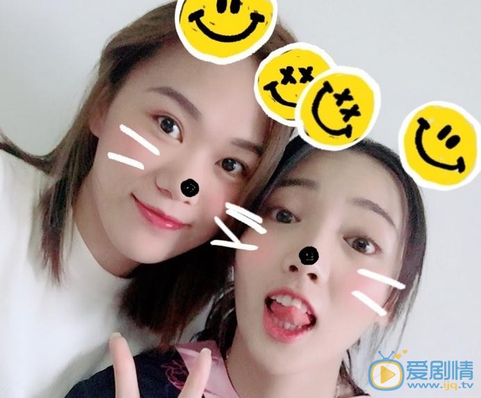 张怡畅与人合照 张怡畅高清写真_张怡畅高清剧照