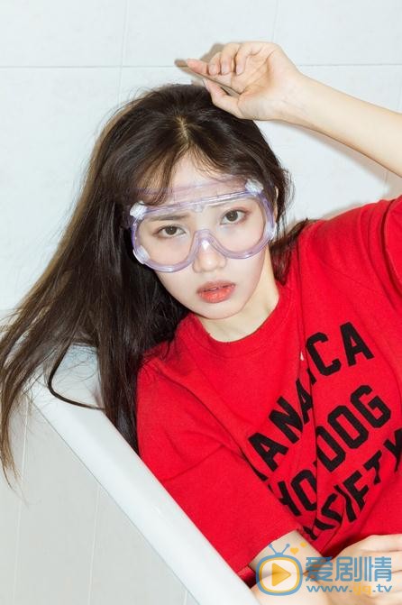张怡畅红色写真 张怡畅高清写真_张怡畅高清剧照