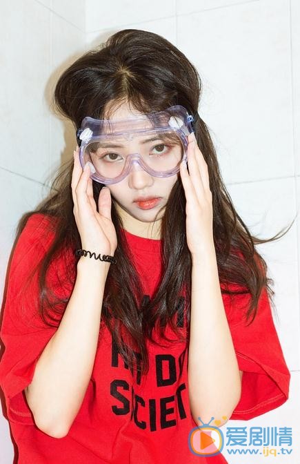 张怡畅红色写真 张怡畅高清写真_张怡畅高清剧照