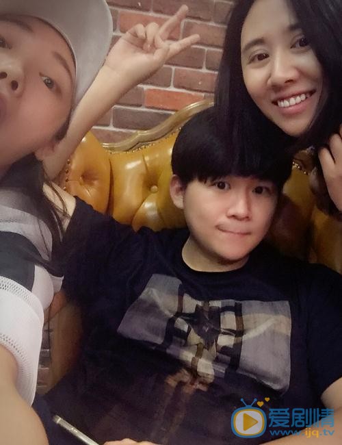 张怡畅与人合照 张怡畅高清写真_张怡畅高清剧照