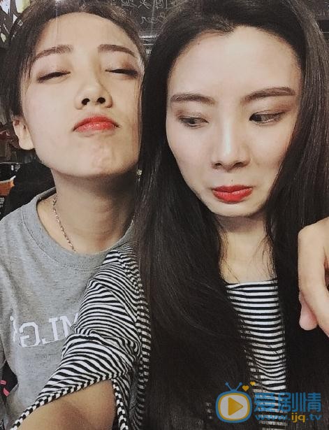 张怡畅与人合照 张怡畅高清写真_张怡畅高清剧照