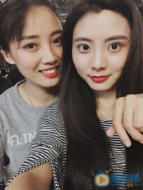 张怡畅与人合照 张怡畅高清写真_张怡畅高清剧照