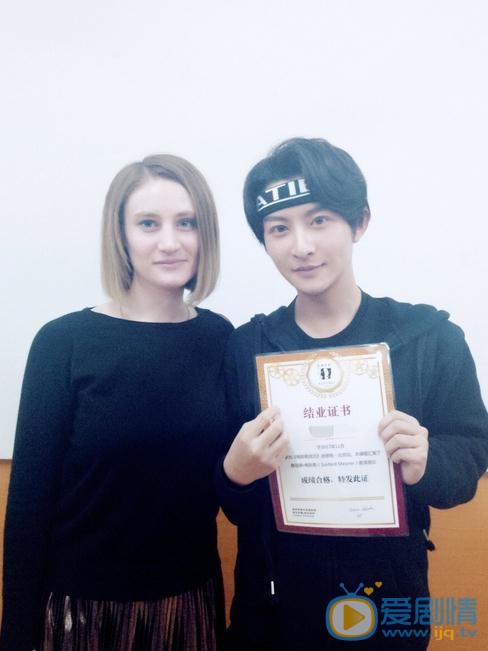 李孟羲与人合照 李孟羲高清写真_李孟羲高清剧照