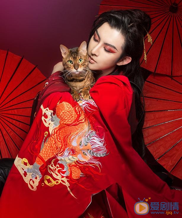 李孟羲红色写真 李孟羲高清写真_李孟羲高清剧照