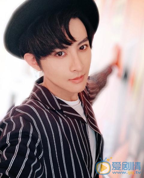 李孟羲与人合照 李孟羲高清写真_李孟羲高清剧照