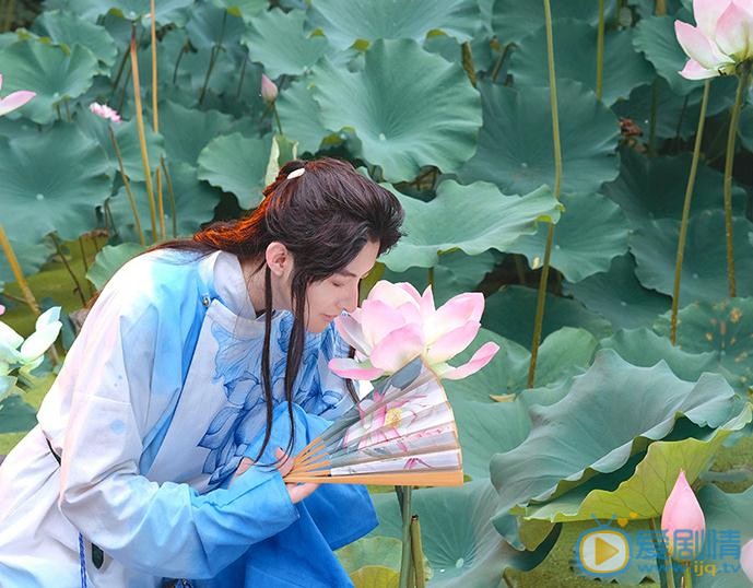 李孟羲蓝色写真 李孟羲高清写真_李孟羲高清剧照