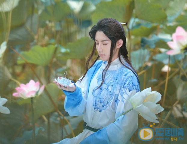 李孟羲蓝色写真 李孟羲高清写真_李孟羲高清剧照