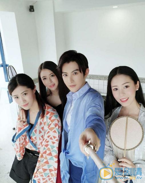 李孟羲与人合照 李孟羲高清写真_李孟羲高清剧照