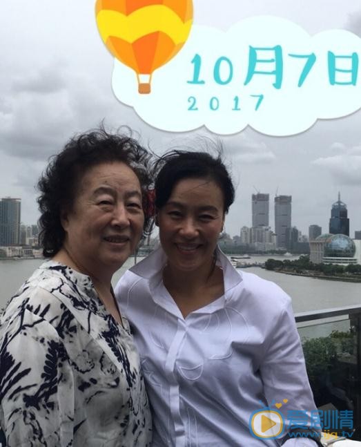 邬君梅与人合照 邬君梅高清写真_邬君梅高清剧照