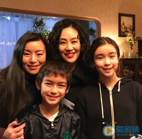 邬君梅与人合照 邬君梅高清写真_邬君梅高清剧照