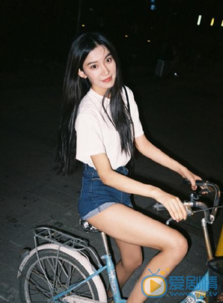 张琳艺夜色街拍 张琳艺高清写真_张琳艺高清剧照