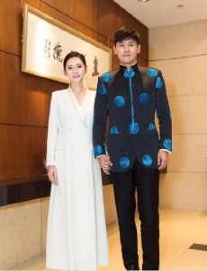 于晓光带着秋瓷炫出席国宾晚宴，两人牵手甜蜜撒糖