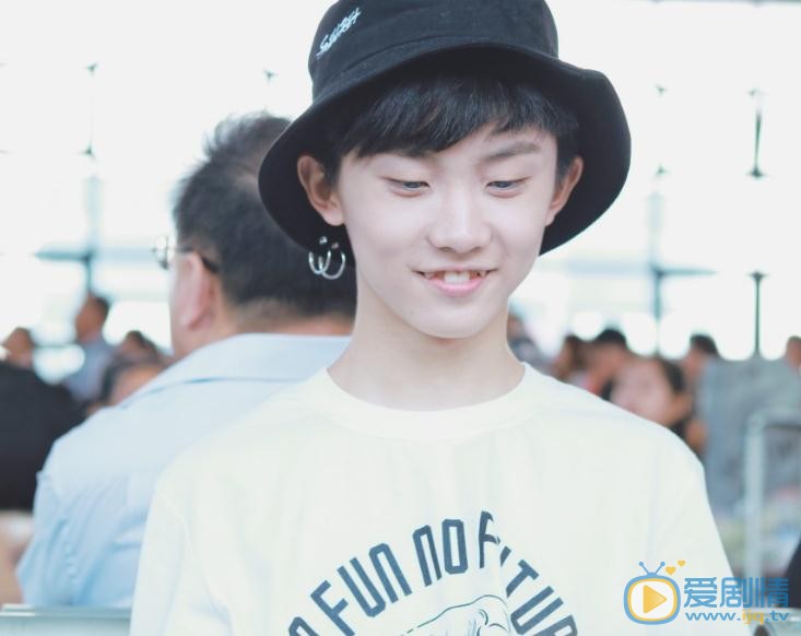 马嘉祺白衣少年写真 马嘉祺高清写真_马嘉祺高清剧照