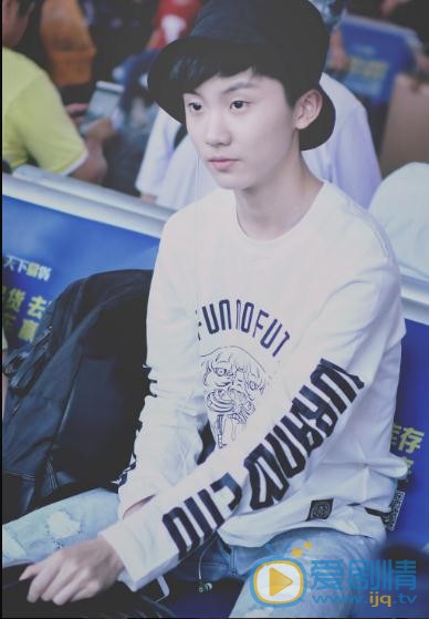 马嘉祺白衣少年写真 马嘉祺高清写真_马嘉祺高清剧照