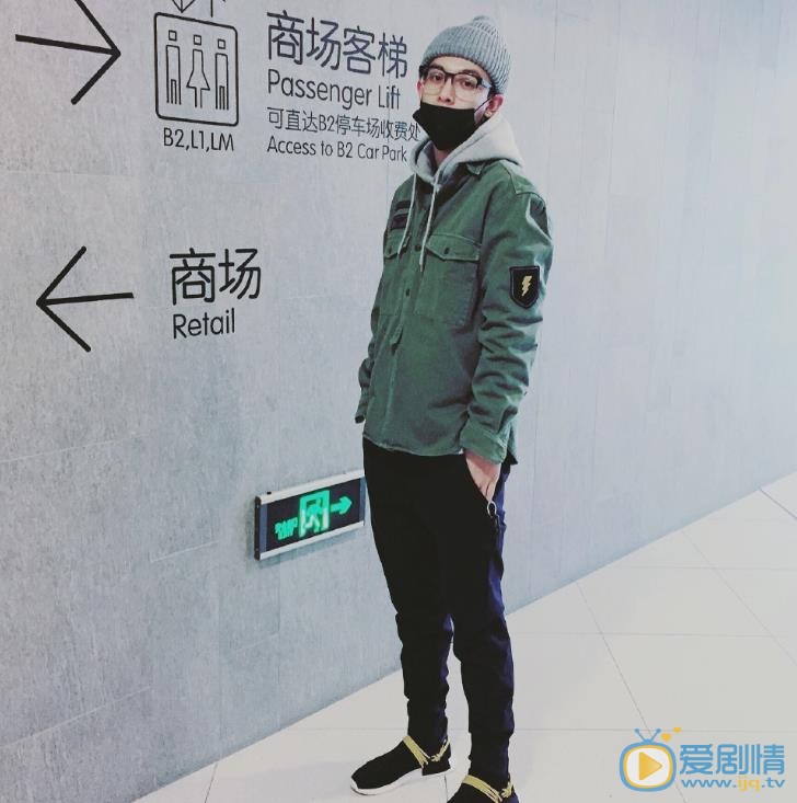张皓宇随性街拍 张皓宇高清写真_张皓宇高清剧照