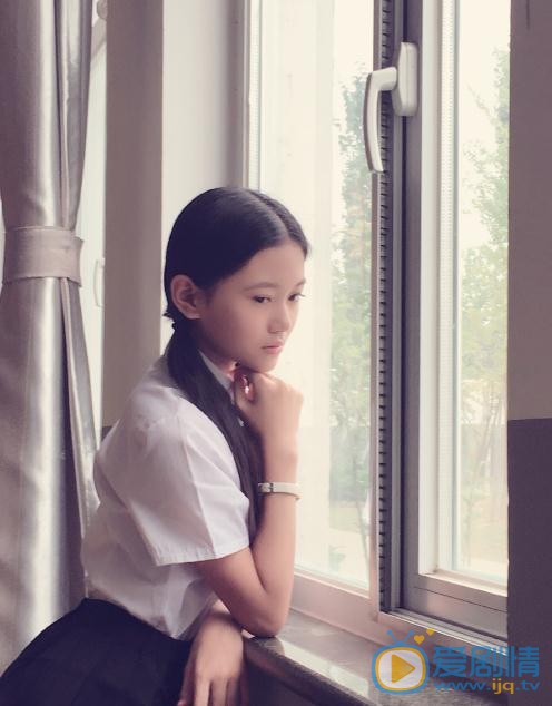 张译兮制服写真 张译兮高清写真_张译兮高清剧照