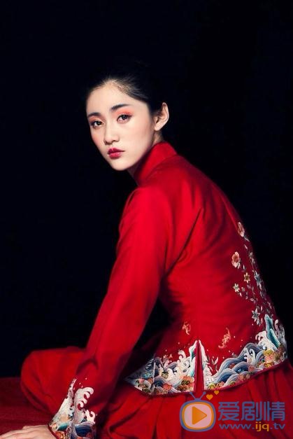 王熙然红色写真 王熙然高清写真_王熙然高清剧照