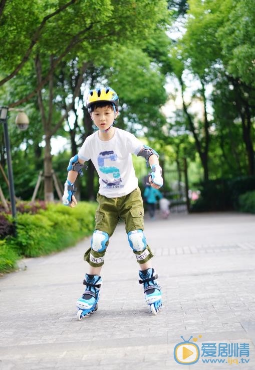 石悦安鑫时尚逗乐照 石悦安鑫高清写真_石悦安鑫高清剧照