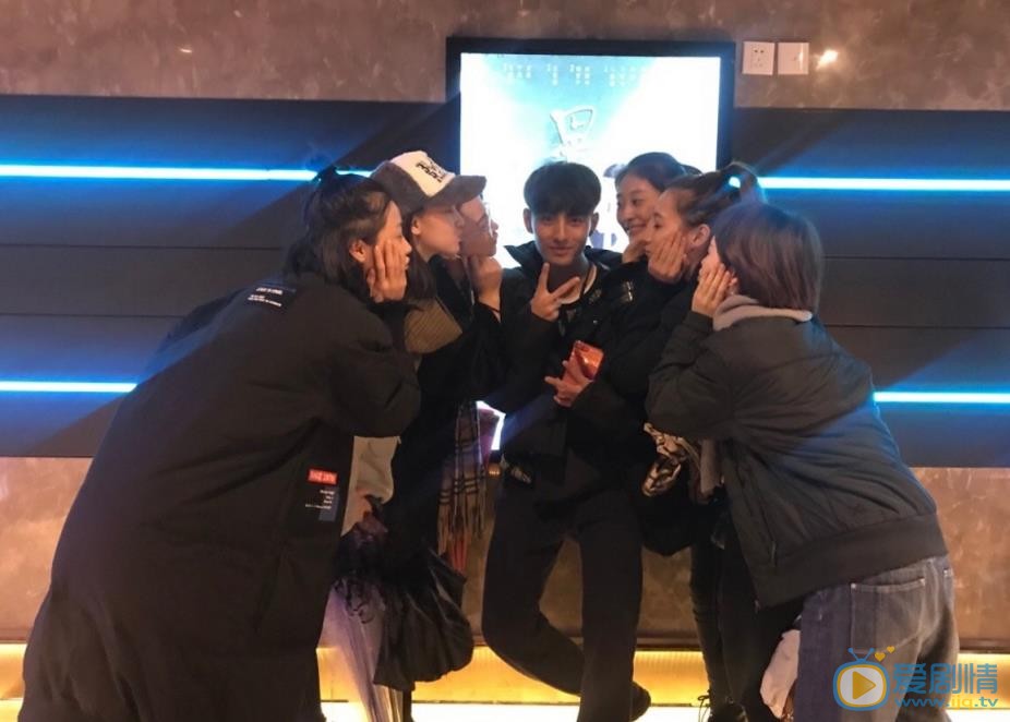 李豪朋友合照 李豪高清写真_李豪高清剧照