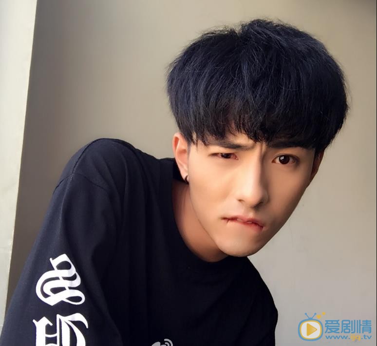 李豪自拍照 李豪高清写真_李豪高清剧照