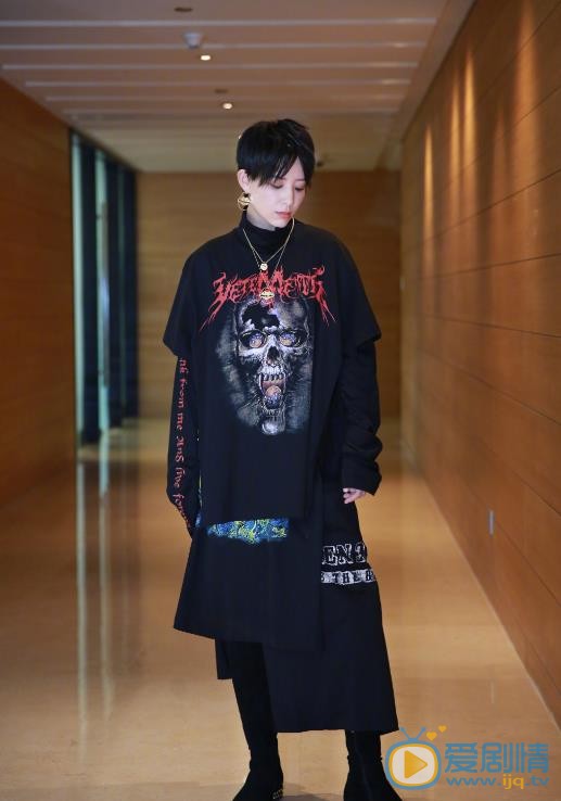 李斯丹妮街拍大片 李斯丹妮高清写真_李斯丹妮高清剧照