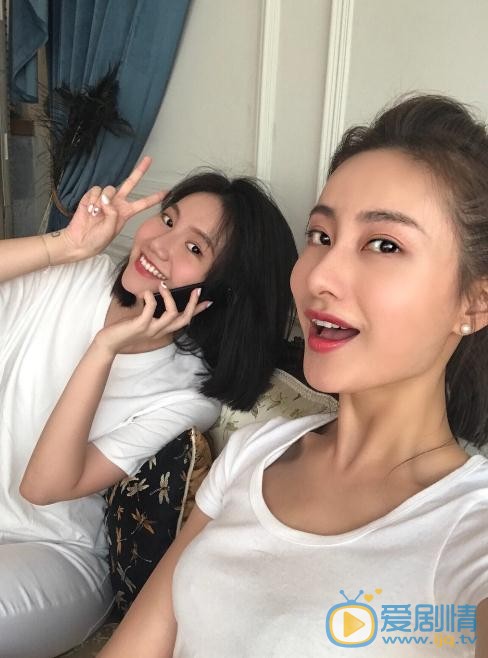 万潼与人合照 万潼高清写真_万潼高清剧照