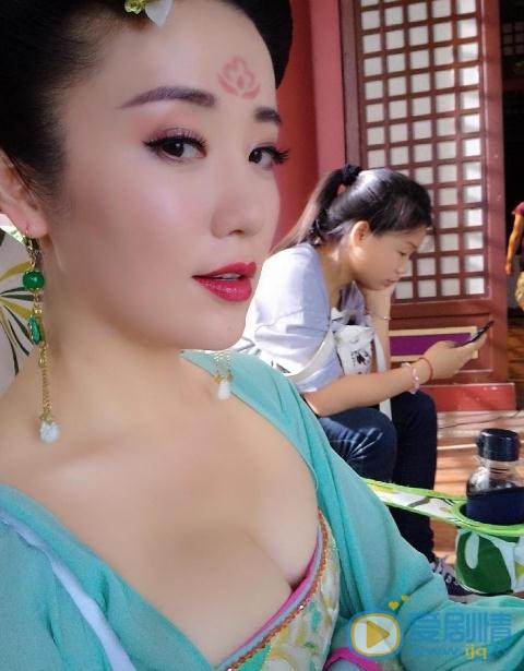 张彤片场照 张彤高清写真_张彤高清剧照