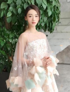 吴谨言和于正是什么关系？吴谨言的家庭背景是什么？于正为什么那么捧吴谨言？