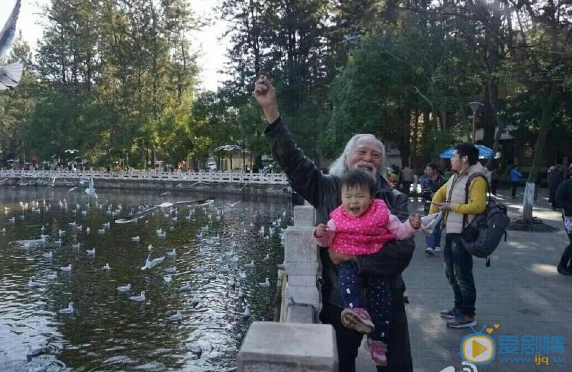 王德顺祖孙合照 王德顺高清写真_王德顺高清剧照